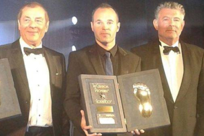 Andrés Iniesta, con el premio Golden Foot 2014.-Foto: FC BARCELONA