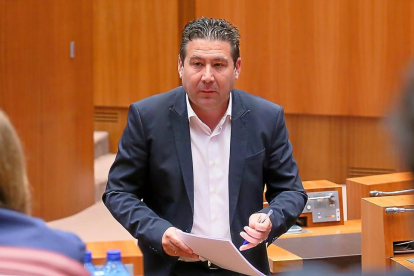 El procurador de UPL, Luis Mariano Santos, durante su intervención en el debate sobre el estado de la Comunidad.-ICAL
