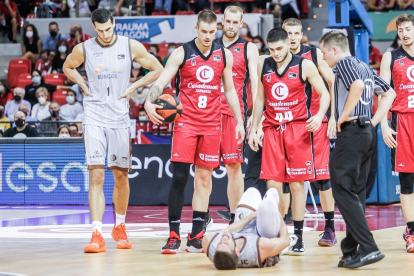 Nikolic se duele en el suelo después de sufrir un esguince de tobillo en el partido contra el Zaragoza. ACB PHOTO / E. CASAS