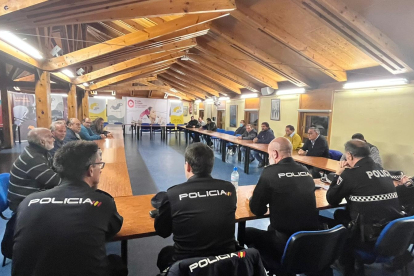 Imagen de la reunión que ha tenido la Policía Nacional con los representantes de la comunidad gitana en Aranda