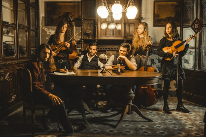 Barcelona Rock Strings. De izquierda a derecha, Jordi Font, Mireia Puigmal, Camil Piqué, Pere Nolasc, Núria Conangla y Aurora Matías. JOAN SANMARTÍ