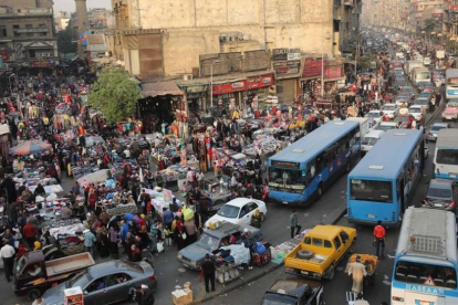 Escena de vida callejera en el distrito de al-Attaba, cerca del centro de El Cairo, el 12 de diciembre.-AFP / MOHAMED EL-SHAHED