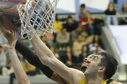 Jasiel Rivero entra a canasta ante la oposición de Shermadini en el choque de ayer-Santi Otero