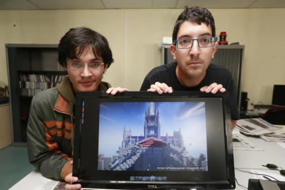 Gabriel García y Alberto Santamarina muestran la catedral de Burgos en Minecraft.-RAÚL OCHOA
