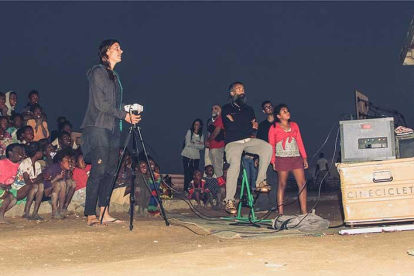 Isabel Segura y Carmelo López durante una de sus proyecciones cinematográficas en África.-CINECICLETA