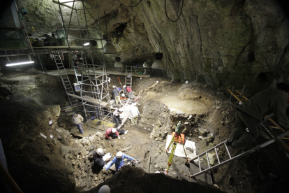 Portalón de Cueva Mayor. Otra de las ocupaciones, se excavan un hogar neolítico. Han descubierto enterramientos y restos que por su conservación han permitido descubrir linajes lejanos o enterramientos singulares.