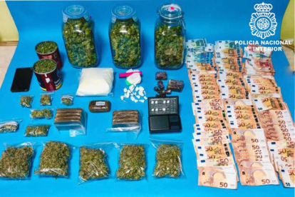 La Policía localizó 4.000 gramos de marihuana, 300 gramos de speed, distribuido en bolsas de plástico transparente y 1.040 gramos de hachís, además de  una báscula de precisión y dinero en efectivo procedente del tráfico. ECB