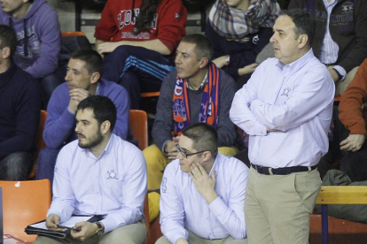 Andreu Casadevall sigue las evoluciones del juego durante un partido.-SANTI OTERO