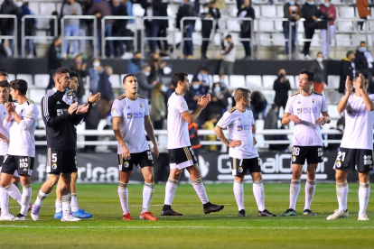 Los jugadores del Burgos CF saludan a la afición. TOMÁS ALONSO