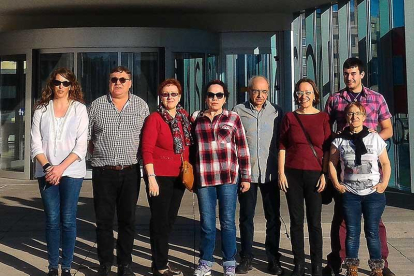 Junquera (dcha) en el hospital ‘Tres Mares’ deReinosa con representantes de las plataformas de Palencia y Cantabria.-ECB
