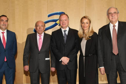Jesús Pascual, José Antolín, presidente de honor, Ernesto Antolín, presidente ejecutivo, María Helena Antolín, vicepresidenta, y José Manuel Temiño.-ECB