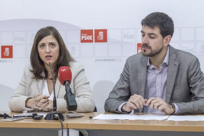 Esther Peña y David Jurado , durante la rueda de prensa que ofrecieron ayer en la sede del PSOE de Burgos.-S. O.