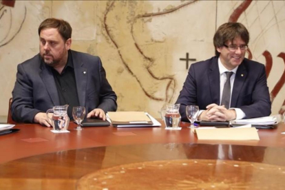 Oriol Junqueras y Carles Puigdemont, durante la reunión del Consell Executiu, este martes.-