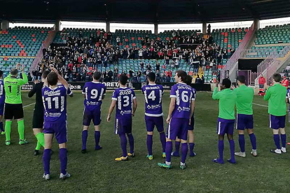 Los jugadores del Burgos CF agradecen su apoyo a la afición desplazada.-@BURGOSCF