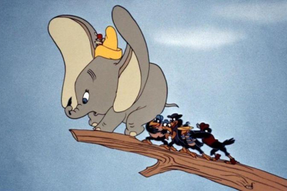Dumbo, con Timoteo en la cabeza, sufre el acoso de los juerguitsas cuervos, en la película de Disney de 1941.-