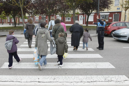 Una agente de Policía Local regula un paso de peatones.-ISRAEL L. MURILLO