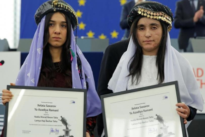 Nadia Murad (izquierda) y Lamiya Aji, galardonadas con el premio Sajarov 2016, en el Parlamento Europeo, en Estrasburgo, este martes.-REUTERS / VINCENT KESSLER