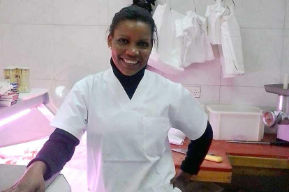 Ana Julia en la carnicería en la que despachó durante gran parte de su estancia en Burgos.-ECB