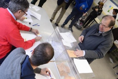 El presidente Herrera votó a primera hora de la mañana en el colegio Venerables de Burgos.-R. ORDÓÑEZ