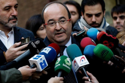 Miquel Iceta atiende a los medios de comunicación.-PAU BARRENA (AFP)