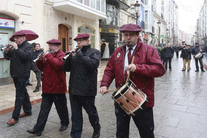 Los músicos dijeron tururú a la nieve y al frío y amenizaron las calles del centro a la hora del vermú.-Raúl Ochoa