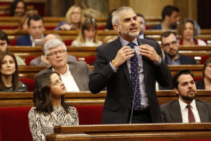 El portavoz de Ciutadans, Carlos Carrizosa, junto a su líder en Catalunya, Inés Arrimadas.-ALBERT BERTRAN