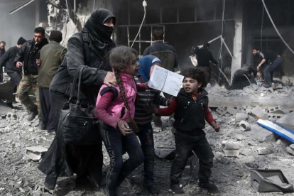 Una mujer siria con el cadáver de su hijo en Guta.-AFP / ABDULMONAM EASSA