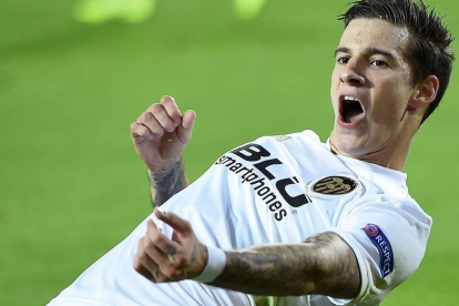 Santi Mina celebra el primer gol del Valencia.-AFP