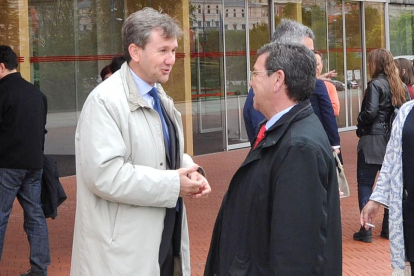 Lacalle y Rico conversaban ayer en un aparte después de que el alcalde desposeyese a Gómez de sus cargos.-ISRAEL L. MURILLO