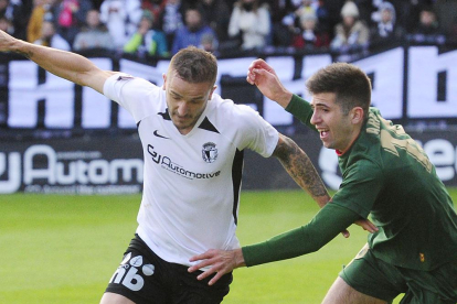 Borja Sánchez se deshace de un oponente en el choque ante el Athletic B.-ISRAEL L. MURILLO