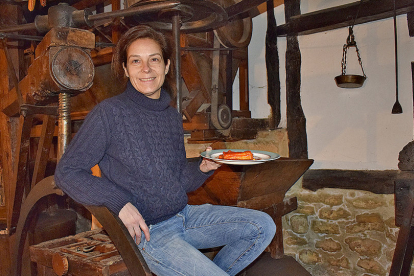 María Morales presenta un plato en el museo que recrea el viejo molino. ARGI