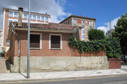La casa del conserje del antiguo colegio Cervantes.-E.M.
