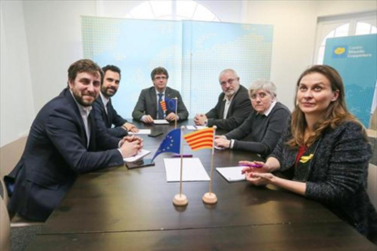 Toni Comín, Roger Torrent, Carles Puigdemont, Lluís Puig, Clara Ponsatí y Meritxell Serret, ayer, en Bruselas.-/ EFE / STEPHANIE LECOCQ