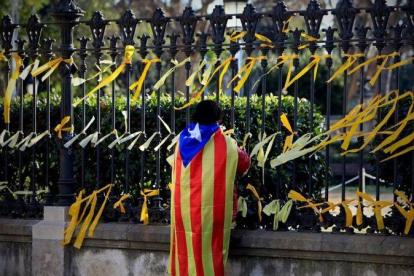 Multitud de lazos amarillos colgados en las verjas del parque de la Ciutadella para reclamar la libertad de los políticos presos.-FERRAN NADEU