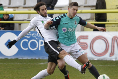 Andrés trata de arrebatar el balón a un delantero del Racing de Santander en el duelo de ayer-Santi Otero