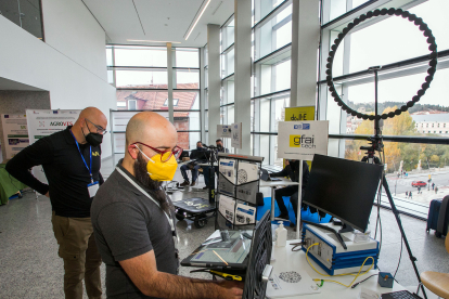 Pablo Ayoza, de GFiTech en Burgos, manipula en la Feria de DIHBU uno de los sensores de medición en ruido en 2D y 3D. TOMÁS ALONSO