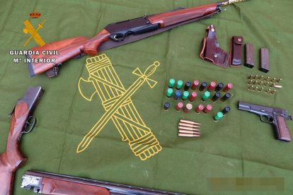 Armas y munición intervenida al hombre detenido que intentó disparar a una mujer con la pistola.-ECB