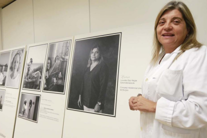 La enfermera especializada en estomas, Lourdes Sáiz, forma parte de la muestra de 14 historias de superación.-RAÚL G. OCHOA
