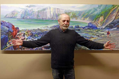 Antonio Basavilbaso García, junto a una de las pinturas de playas que ocupan el Arco de Santa María.-Raúl Ochoa