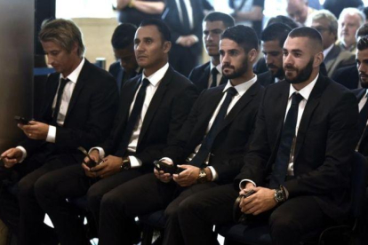 Coentrao, Navas, Isco, Benzema y Nacho, durante el acto celebrado este miércoles en el Bernabéu.-FERNANDO VILLAR / EFE
