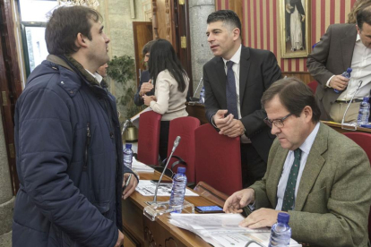 Jorge Berzosa (PP) charla con Vicente Marañón (Cs) mientras Salvador de Foronda (PP) revisa unos documentos.-SANTI OTERO