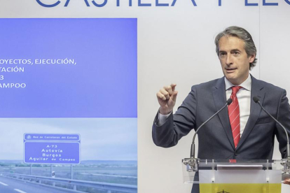 El ministro de Fomento,Íñigo de la Serna, en un momento de su intervención en la Subdelegación del Gobierno en Burgos.-SANTI OTERO