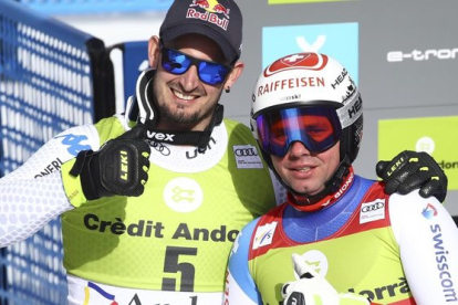 <em>Dominik Paris (izquierda) abraza a Beat Feuz tras el descenso de El Tarter.