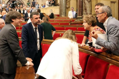 Joan Coscubiela expresa sus quejas al president Carles Puigdemont en el hemiciclo del Parlament-ACN / PERE FRANCESCH