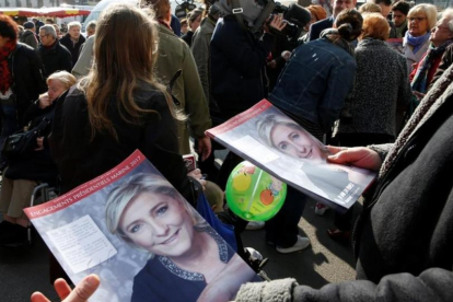 Seguidores de Marine Le Pen distribuyen propaganda en el mercado de Henin-Beaumont.-PASCAL ROSSIGNOL