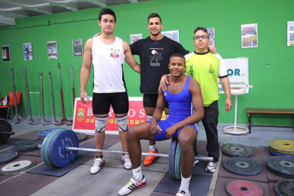 Bryan Cárdenas, Junior Santana y Ángel Santana posan con el técnico, Manuel García, ayer.-ISRAEL L. MURILLO