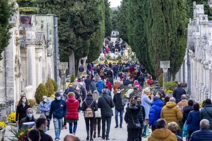 Alta afluencia de personas en el cementerio el día de Todos los Santos. SANTI OTERO