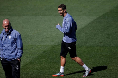 Zidane y Cristiano Ronaldo, durante el entrenamiento de este lunes en Valdebebeas.-REUTERS / SUSANA VERA