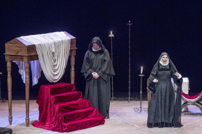 La música, protagonista hace veinte años, dio ayer el relevo al teatro con la representación de ‘Juana, la reina que no quiso reinar’.-Santi Otero