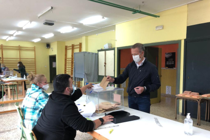 Ander Gil, presidente del Senado, vota en su colegio electoral de Villasana de Mena. ECB